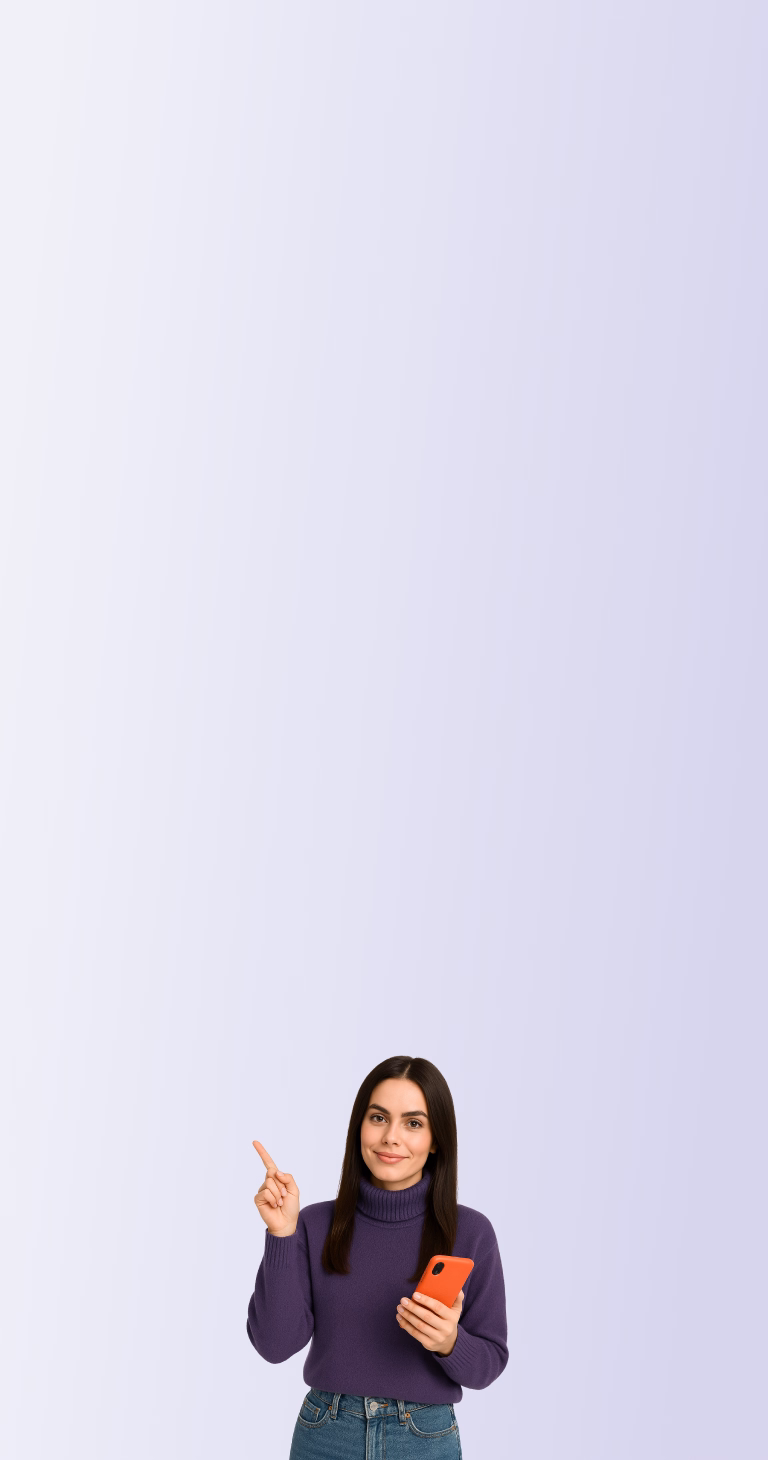 O femeie ține un smartphone și arată cu degetul către broker, simbolizând aplicarea rapidă și comodă pentru un împrumut online.