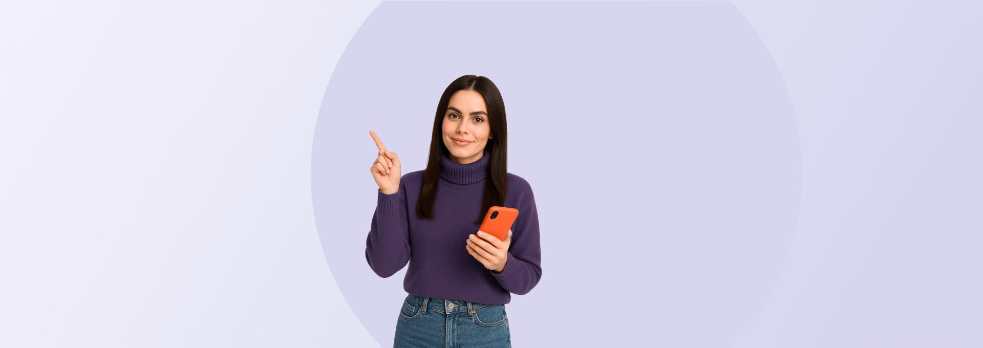 O femeie ține un smartphone și arată cu degetul către broker, simbolizând aplicarea rapidă și comodă pentru un împrumut online.